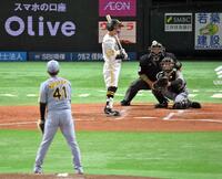 　２回、村上のスローボールを見送る牧原大