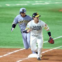 　５回、内野安打で出塁する島田（撮影・山口登）