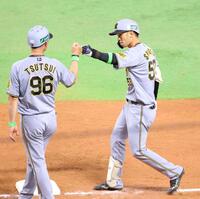 　５回、内野安打を放ちタッチを交わす島田（撮影・立川洋一郎）