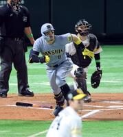 　６回、右中間に勝ち越し適時二塁打を放つ佐藤輝（撮影・山口登）