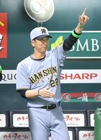 　６回、勝ち越し二塁打を放った佐藤輝に向かって指を立てる藤川監督（撮影・西岡正）