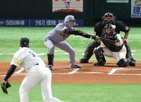 　６回、バント安打を決める中野（撮影・金田祐二）