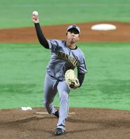 　２回、スローボールを投じる村上（撮影・北村雅宏）