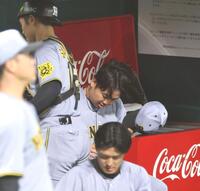 　１回、先制点を失い、ベンチで帽子を取る村上（中央）＝撮影・北村雅宏
