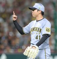 　１回、柳町を三振に打ち取り、坂本に合図を送る村上（撮影・西岡正）