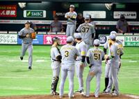 　８回、マウンドに向かう石井（左）＝撮影・山口登