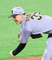 　８回裏に登板し力投する及川（撮影・立川洋一郎）