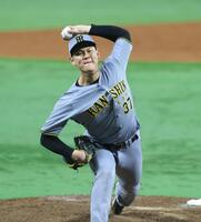 　８回から登板する及川（撮影・北村雅宏）