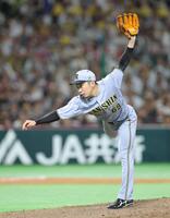 　８回途中に登板し力投する石井（撮影・西岡正）