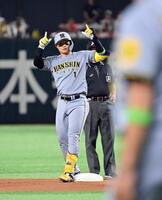 　１回、左翼線に二塁打を放った森下