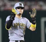 　６回、勝ち越し打を放ち、塁上で喜ぶ佐藤輝（撮影・田中太一）