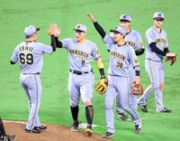 　日本シリーズ初戦を勝利しタッチを交わす佐藤輝（８）ら阪神ナイン（撮影・立川洋一郎）