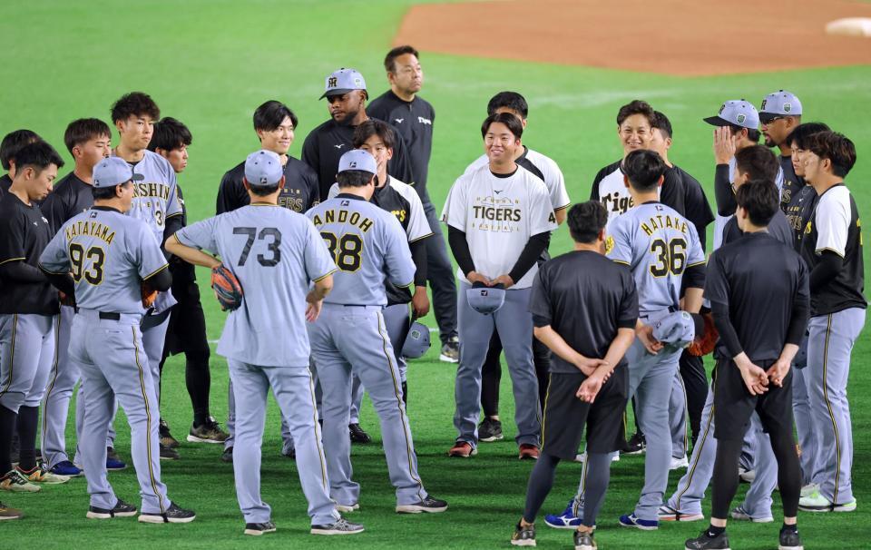 　練習前に円陣を組み話を聞く村上（中央奥）ら投手陣（撮影・立川洋一郎）