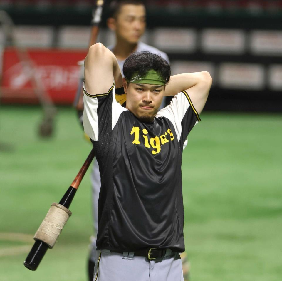 　気合の入った表情で最終調整する佐藤輝（撮影・北村雅宏）