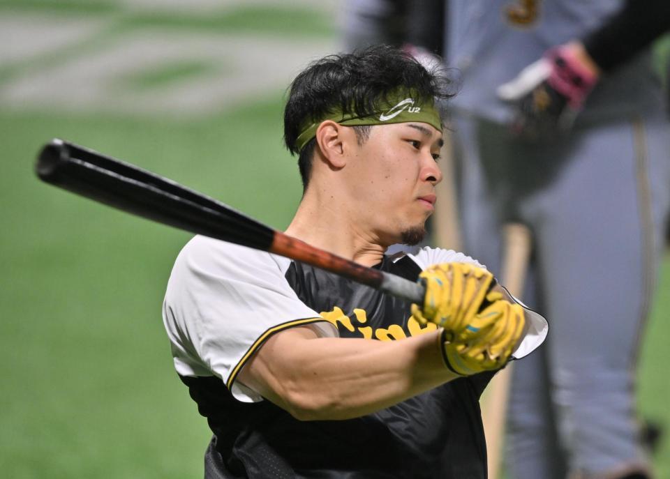 　打撃練習する佐藤輝