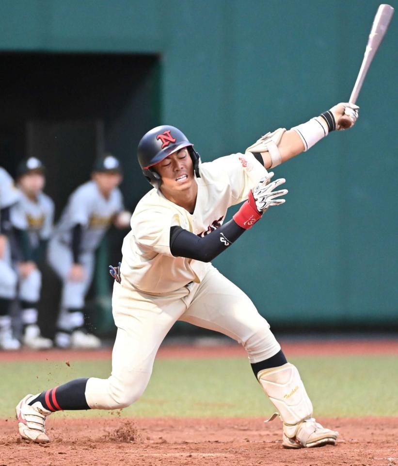 　１回、空振りの三振に倒れる日大・谷端（撮影・持木克友）