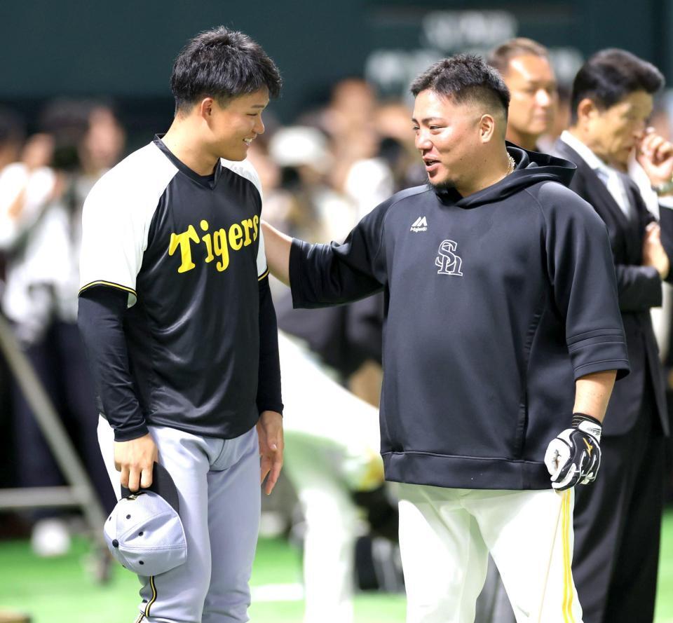 　山川（右）にあいさつする森下（撮影・西岡正）