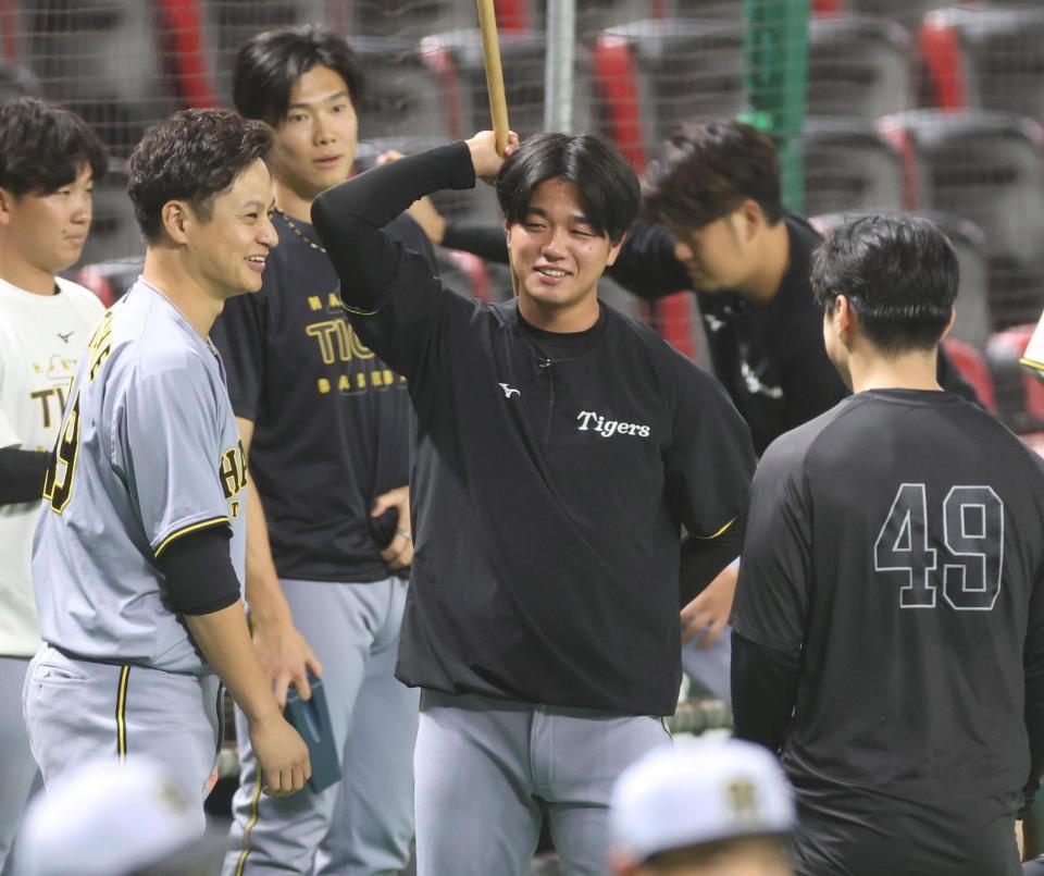 　松本晴（４９）と談笑する大竹と高橋（中央）＝撮影・北村雅宏