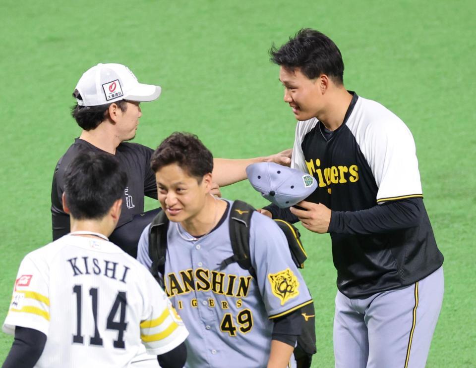 　栗原（奥左）にあいさつする森下（同右）＝撮影・立川洋一郎