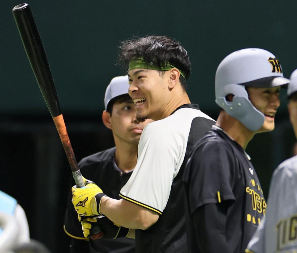 　笑顔を見せる佐藤輝（撮影・田中太一）