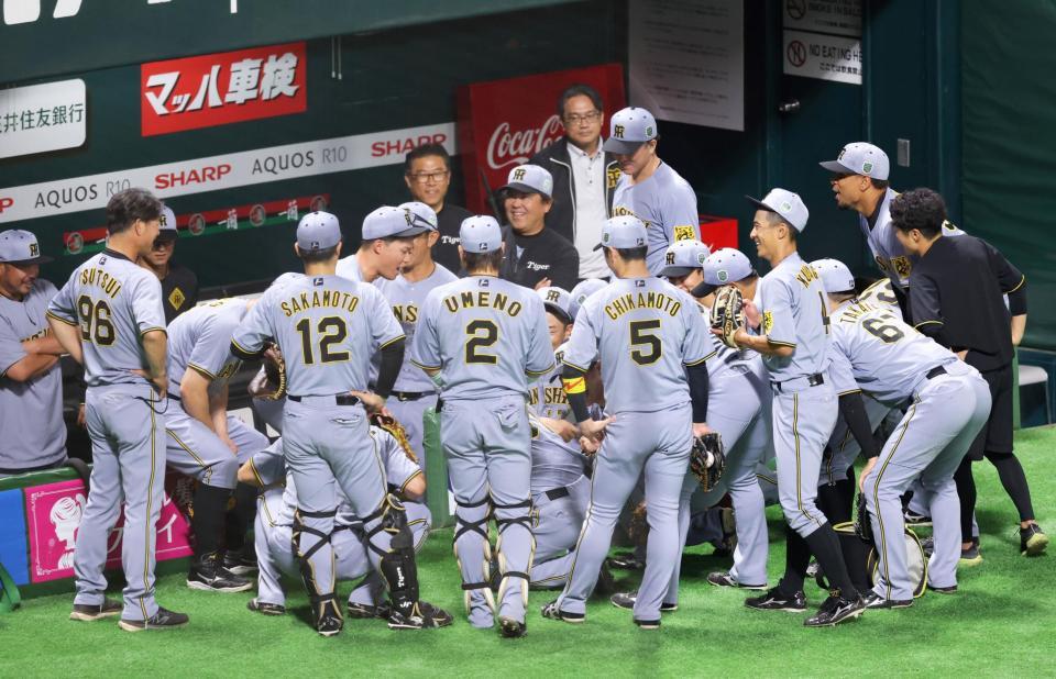 　森下の声出しで円陣を組む阪神ナイン（撮影・立川洋一郎）
