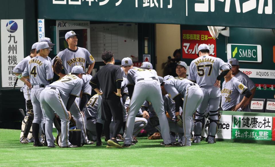 　試合前、円陣を組む阪神ナイン（撮影・金田祐二）