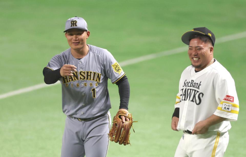 　シートノック中に山川（右）と話す森下（撮影・北村雅宏）