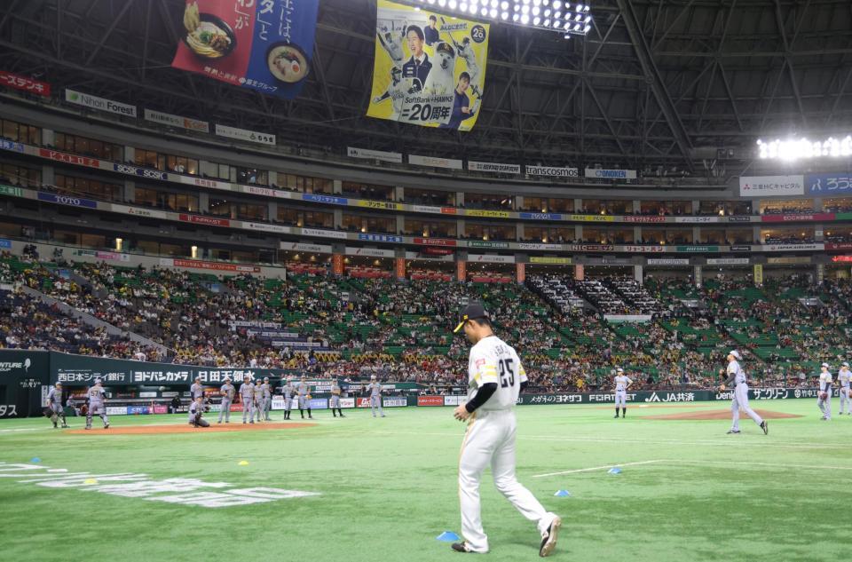 　シートノックを行う阪神ナイン（撮影・西岡正）