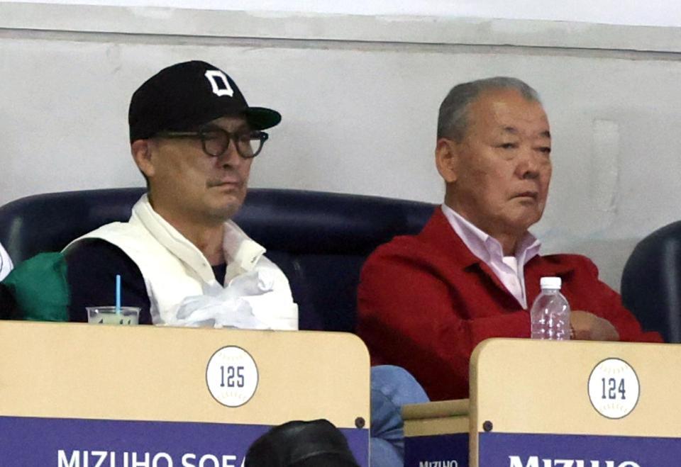 　日本シリーズを観戦する渡辺謙（右は福本豊氏）＝撮影・山口登