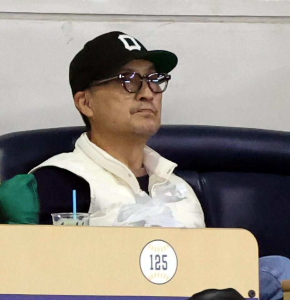 　日本シリーズを観戦する渡辺謙（撮影・山口登）