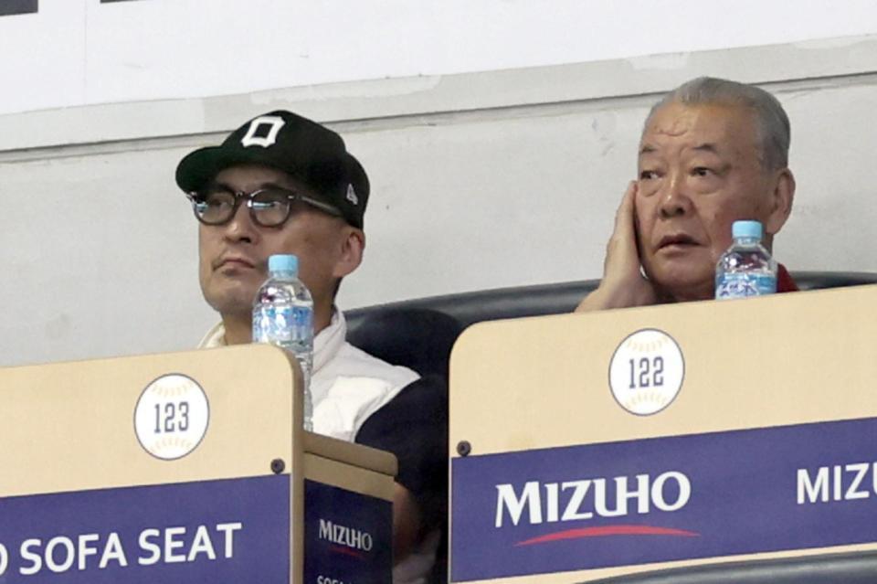 　渡辺謙と福本豊氏（撮影・田中太一）