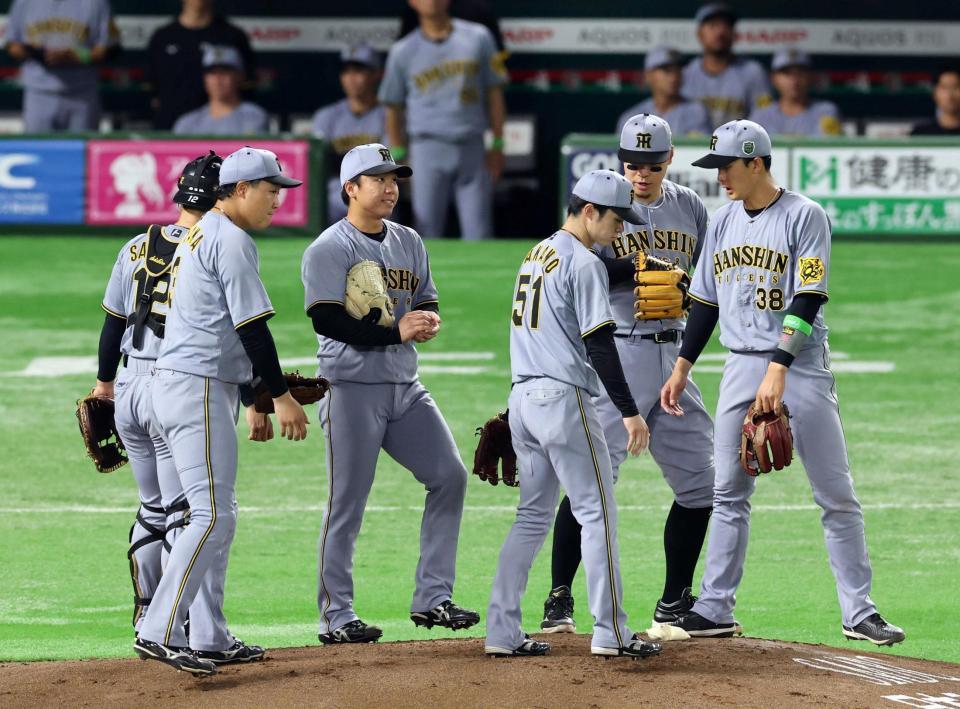 　１回、先制され村上（中央左）ら阪神ナインがマウンドに集まる（撮影・山口登）