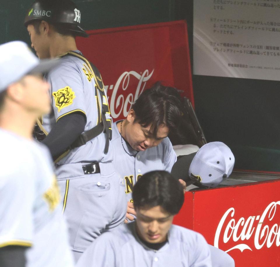 　１回、先制点を失い、ベンチで帽子を取る村上（中央）＝撮影・北村雅宏