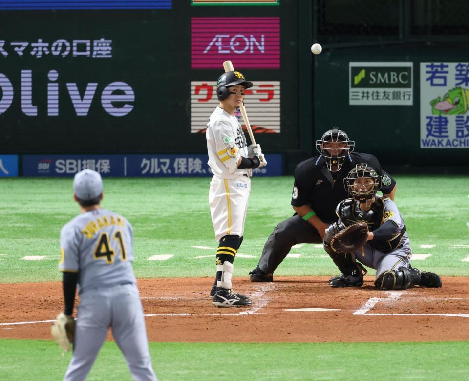 　２回、村上のスローボールを見逃す牧原大（撮影・金田祐二）