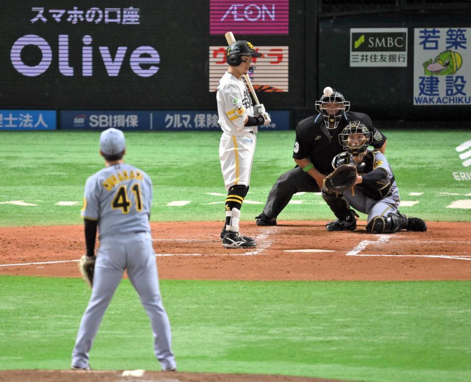 　２回、村上のスローボールを見送る牧原大