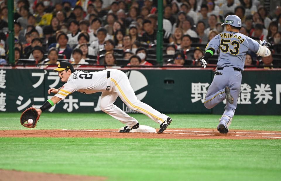 　２回、島田の三ゴロを処理する一塁手・栗原