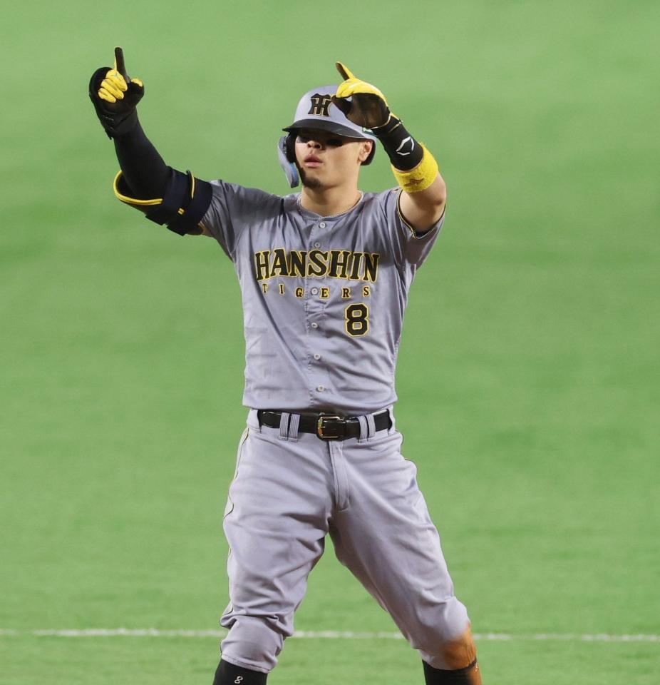 　６回、勝ち越し適時二塁打を放ち、ポーズをとる佐藤輝（撮影・北村雅宏）