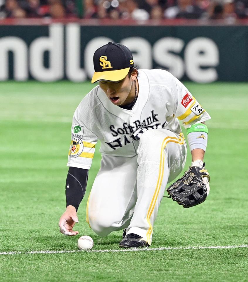 　６回、中野の打球を見る三塁手・野村