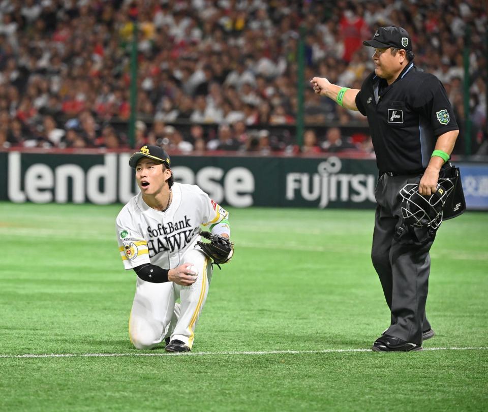 　６回、中野の打球を見る三塁手・野村