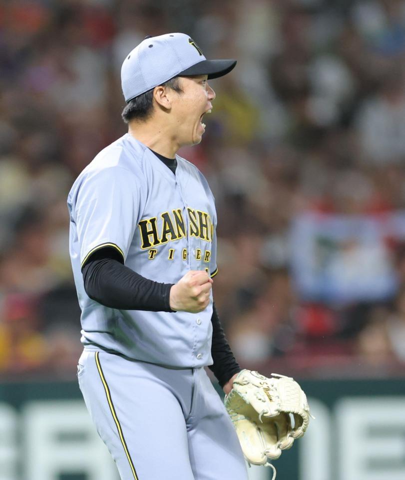 　７回、ピンチをしのぎ、ガッツポーズで雄たけびを上げる村上（撮影・西岡正）