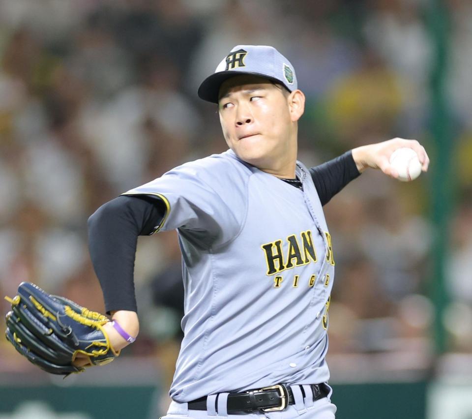 　８回に登板し力投する及川（撮影・西岡正）