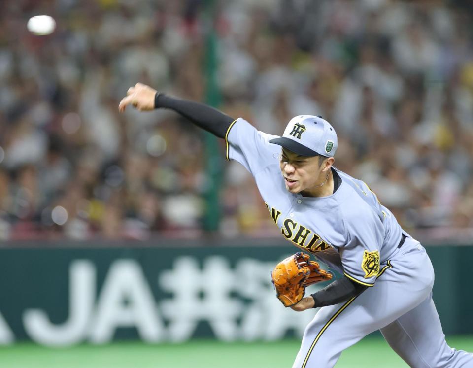 　８回途中に登板し力投する石井（撮影・西岡正）