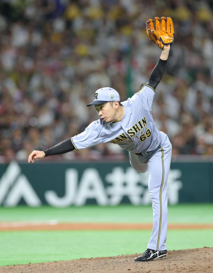 　８回途中に登板し力投する石井（撮影・西岡正）