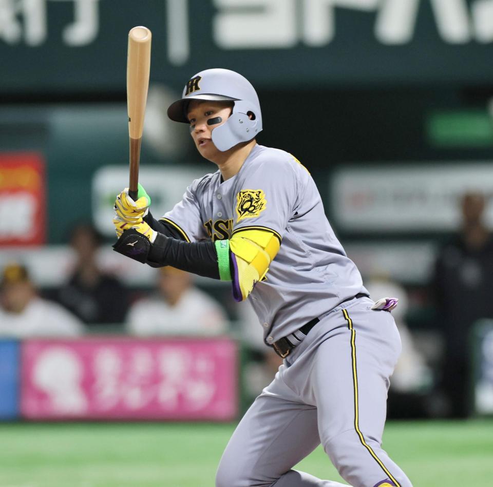 　１回、左線へ二塁打を放つ森下（撮影・田中太一）