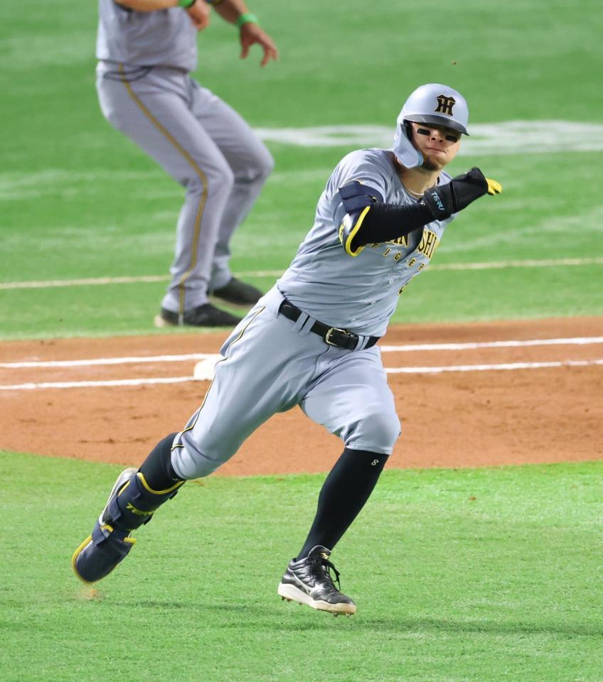 　６回、勝ち越し適時二塁打を放つ佐藤輝（撮影・金田祐二）