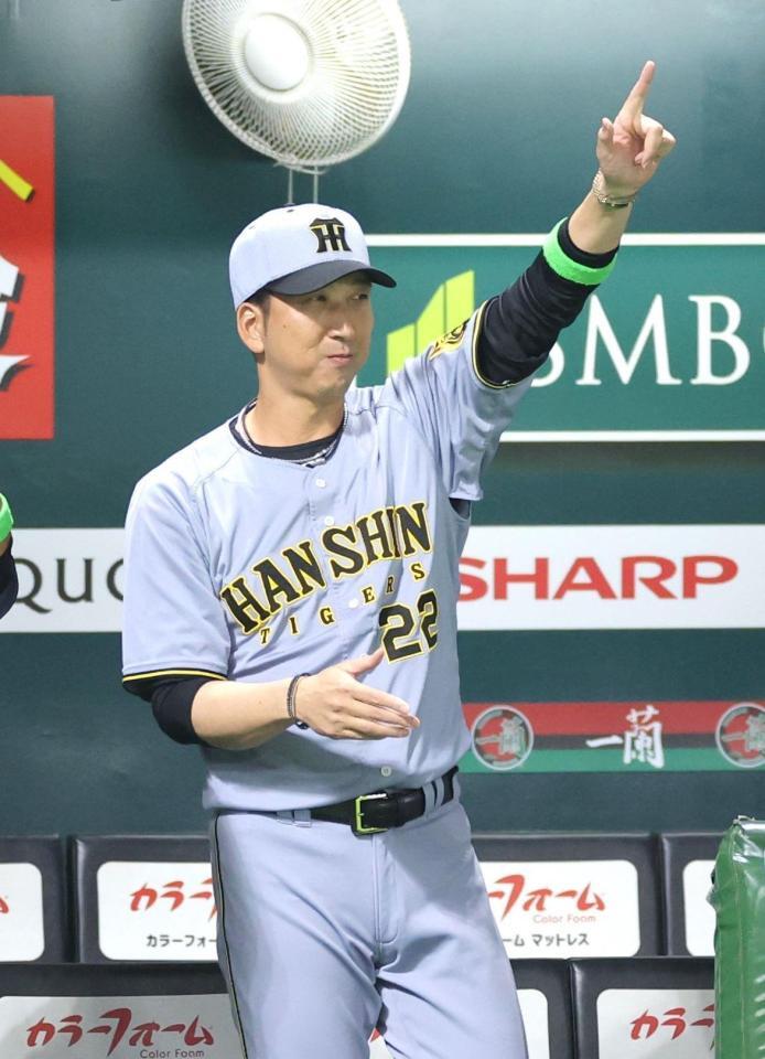 　６回、勝ち越し二塁打を放った佐藤輝に向かって指を立てる藤川監督（撮影・西岡正）