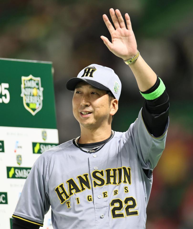 　勝利監督インタビューで手を振る藤川監督（撮影・田中太一）