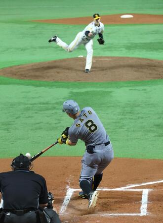 　６回、勝ち越しとなる適時二塁打を放つ佐藤輝（撮影・北村雅宏）