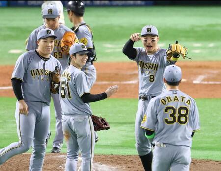 　初戦を勝利し、喜ぶ佐藤輝（右）ら阪神ナイン（撮影・金田祐二）