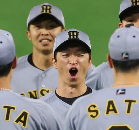 　初戦に勝利し、喜ぶ近本（撮影・北村雅宏）